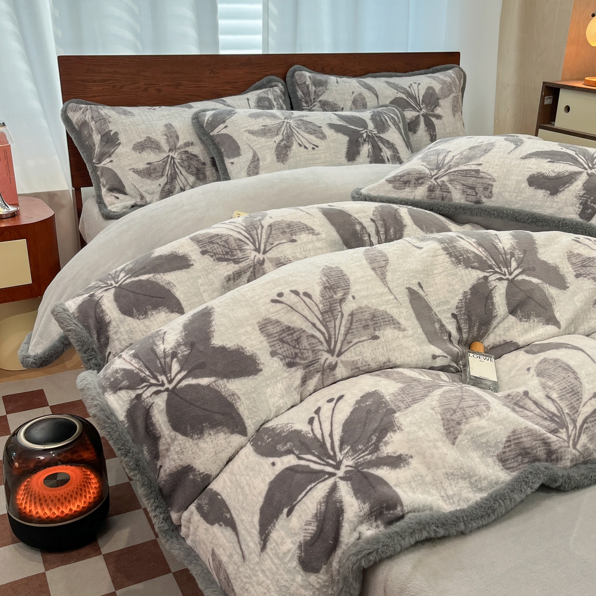 91家纺网 家纺一手货源 找家纺 安哆啦 2025新款着色烂花雕花兔毛绒包边牛奶绒四件套 花影和诗