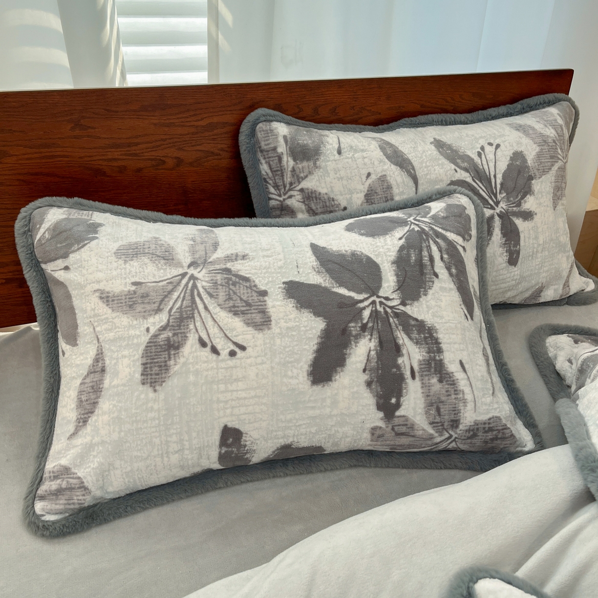 91家纺网 家纺一手货源 找家纺 安哆啦 2025新款着色烂花雕花兔毛绒包边牛奶绒四件套 花影和诗