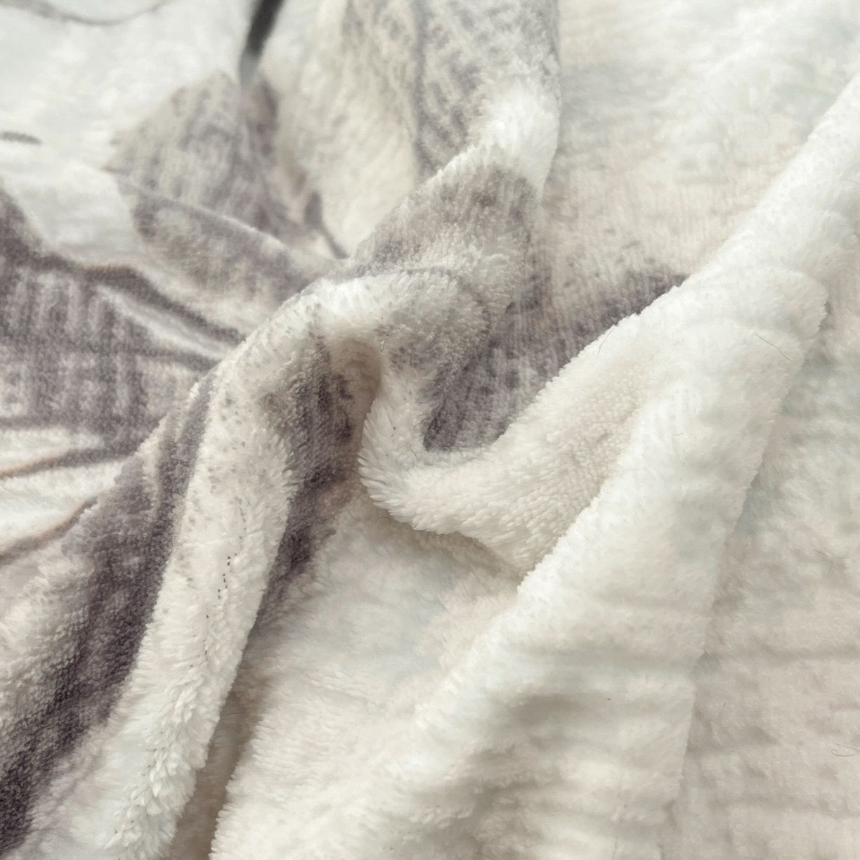 91家纺网 家纺一手货源 找家纺 安哆啦 2025新款着色烂花雕花兔毛绒包边牛奶绒四件套 花影和诗