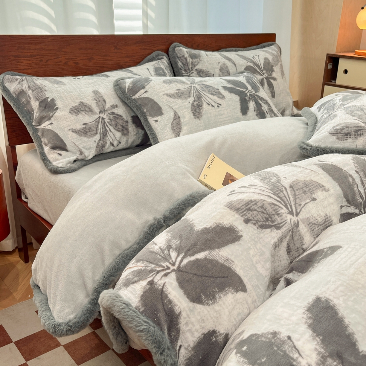 91家纺网 家纺一手货源 找家纺 安哆啦 2025新款着色烂花雕花兔毛绒包边牛奶绒四件套 花影和诗