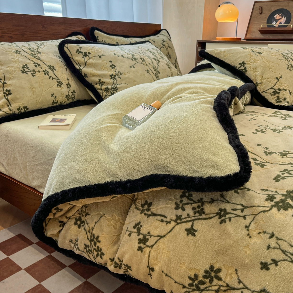 91家纺网 家纺一手货源 找家纺 安哆啦 2025新款着色烂花雕花兔毛绒包边牛奶绒四件套 绿枝