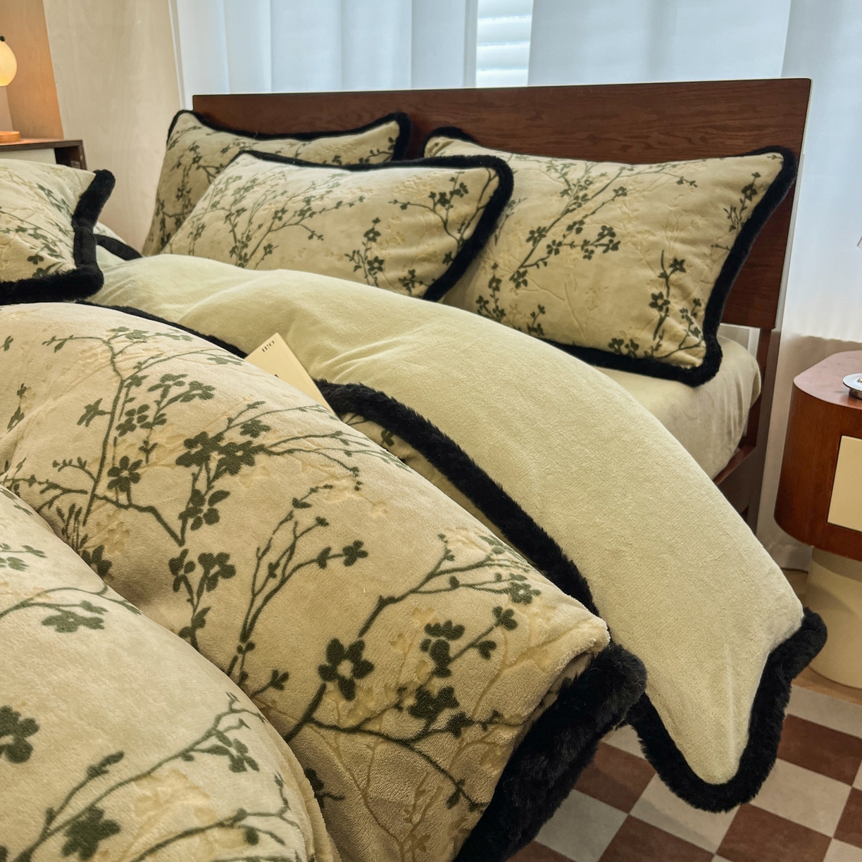 91家纺网 家纺一手货源 找家纺 安哆啦 2025新款着色烂花雕花兔毛绒包边牛奶绒四件套 绿枝