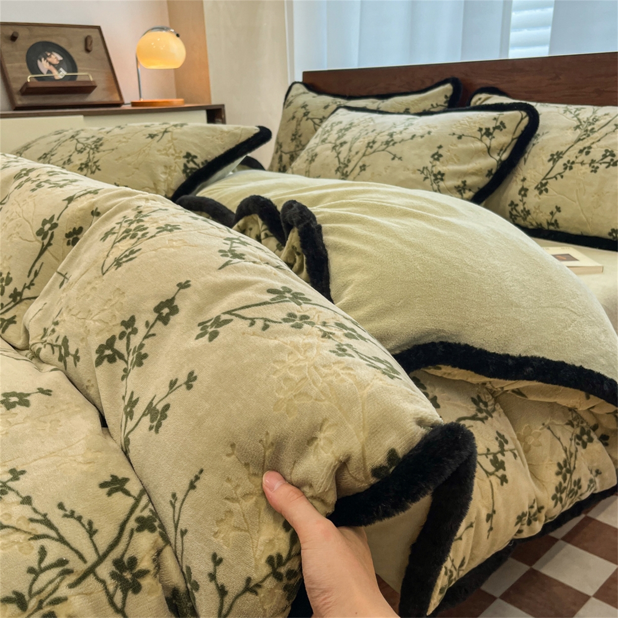 91家纺网 家纺一手货源 找家纺 安哆啦 2025新款着色烂花雕花兔毛绒包边牛奶绒四件套 绿枝