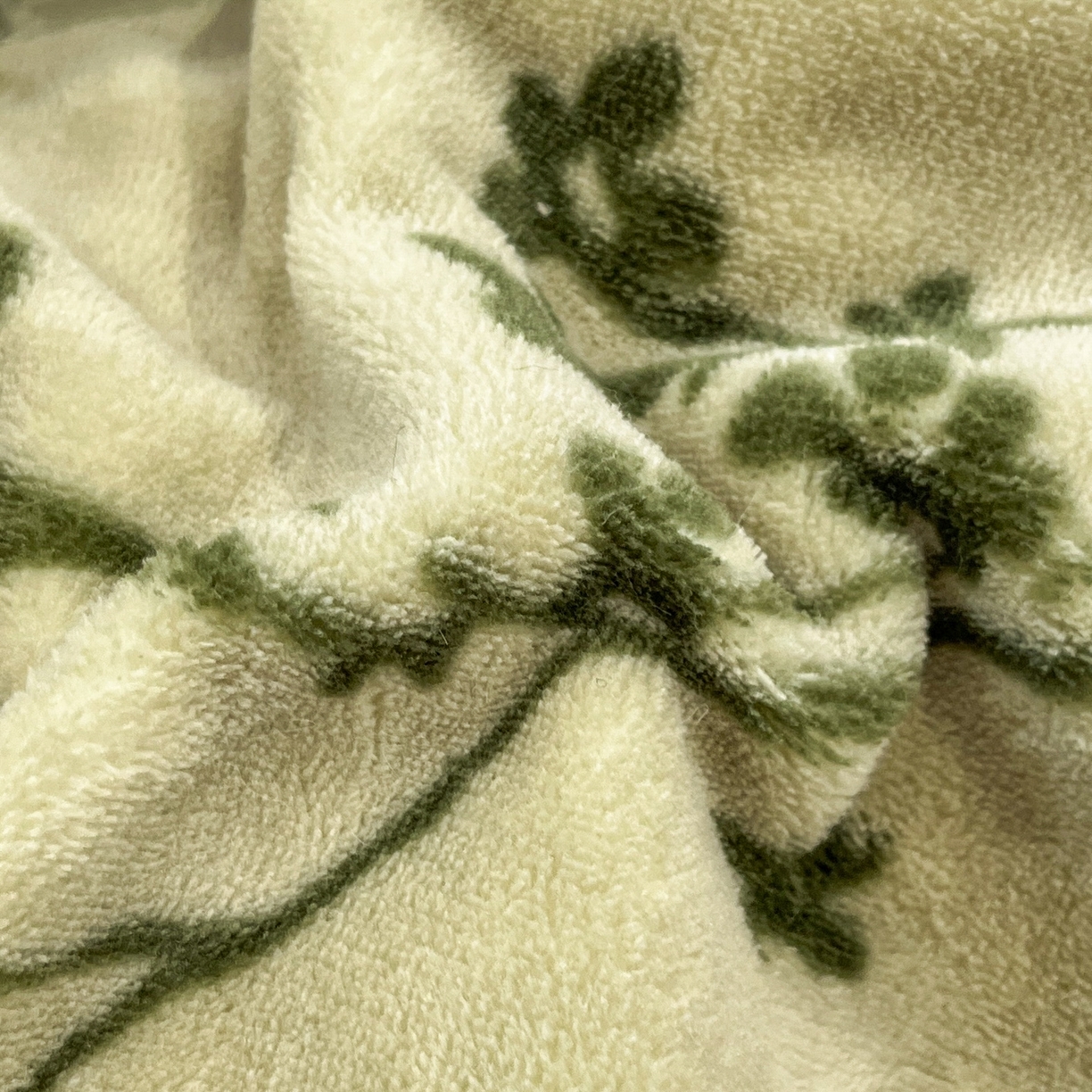 91家纺网 家纺一手货源 找家纺 安哆啦 2025新款着色烂花雕花兔毛绒包边牛奶绒四件套 绿枝