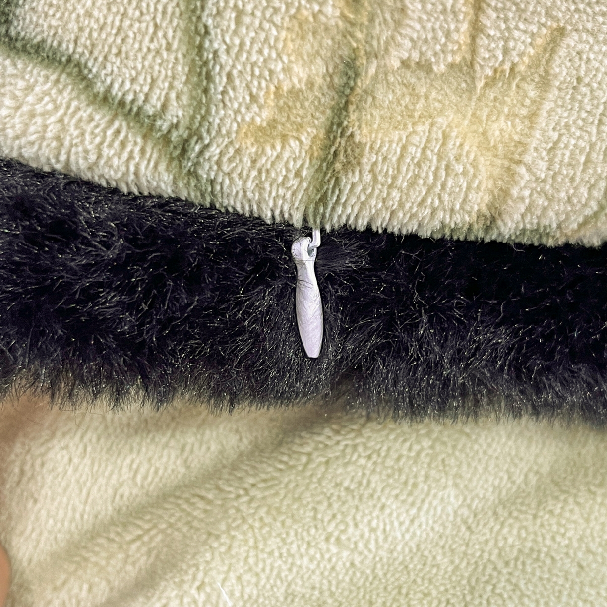 91家纺网 家纺一手货源 找家纺 安哆啦 2025新款着色烂花雕花兔毛绒包边牛奶绒四件套 绿枝