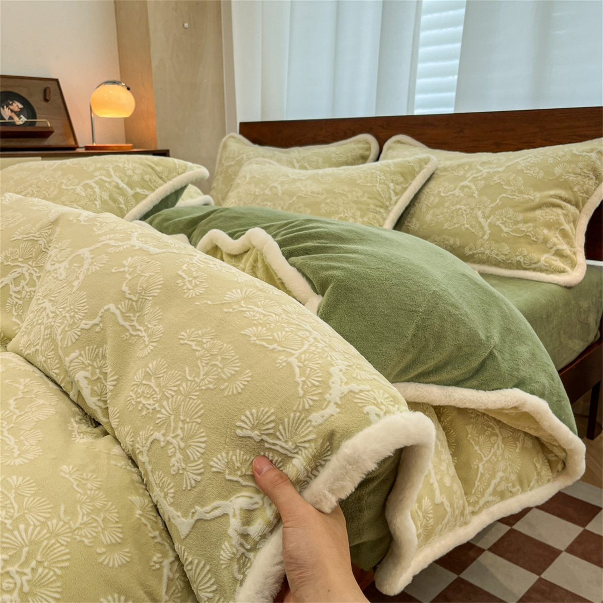 91家纺网 家纺一手货源 找家纺 安哆啦 2025新款着色烂花雕花兔毛绒包边牛奶绒四件套 青花雅韵