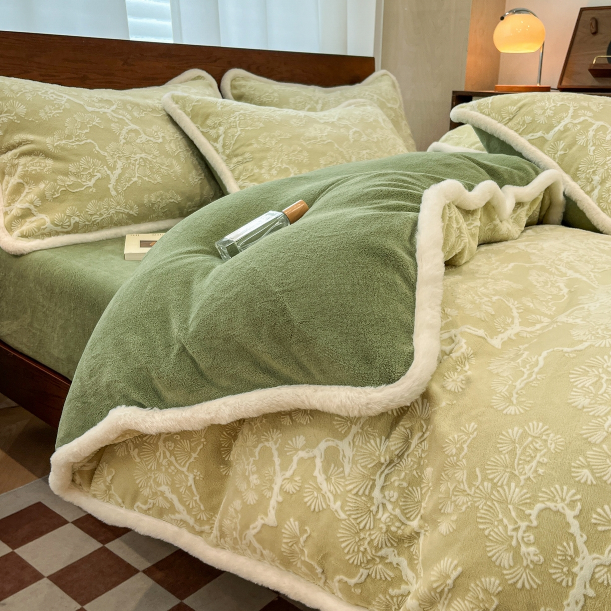 91家纺网 家纺一手货源 找家纺 安哆啦 2025新款着色烂花雕花兔毛绒包边牛奶绒四件套 青花雅韵