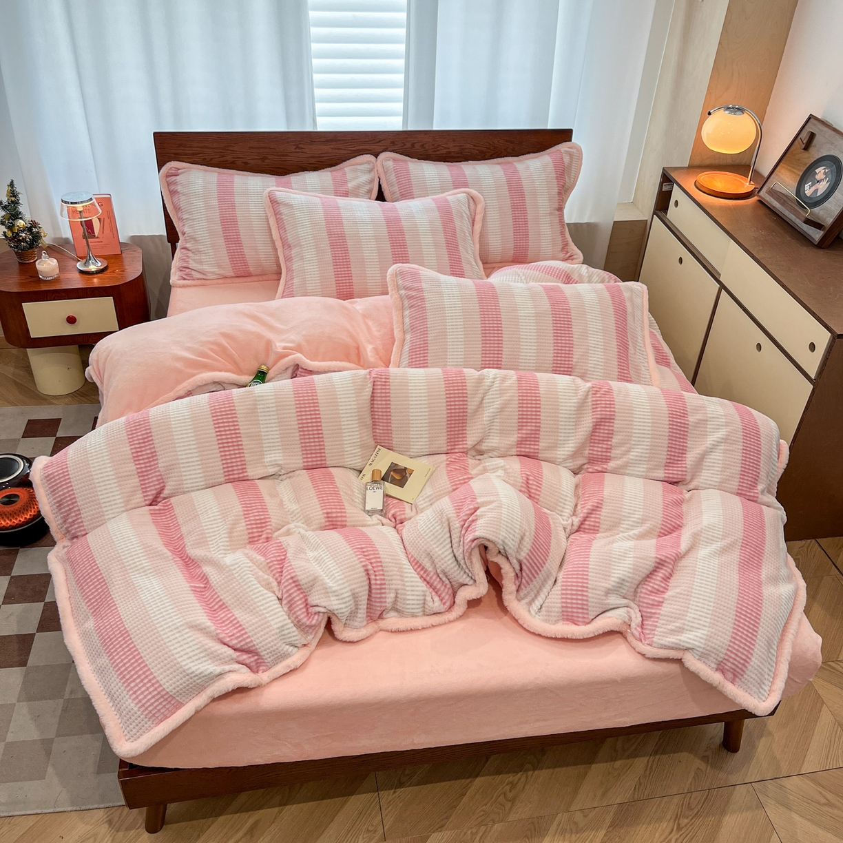 91家纺网 家纺一手货源 找家纺 安哆啦 2025新款着色烂花雕花兔毛绒包边牛奶绒四件套 绒华夫格-粉