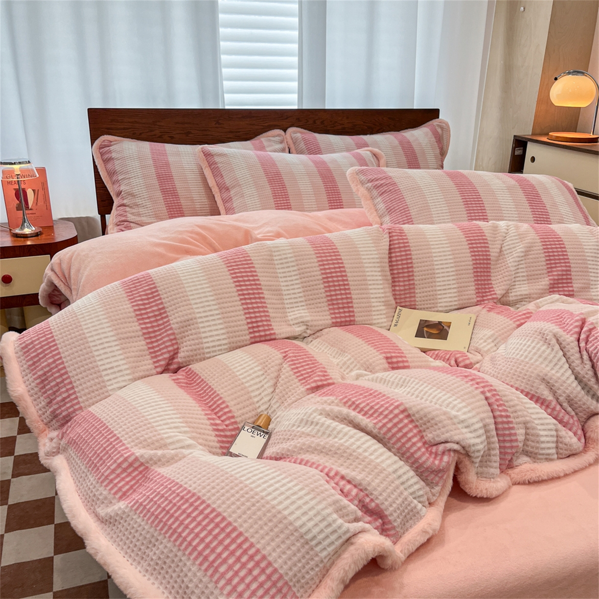 91家纺网 家纺一手货源 找家纺 安哆啦 2025新款着色烂花雕花兔毛绒包边牛奶绒四件套 绒华夫格-粉