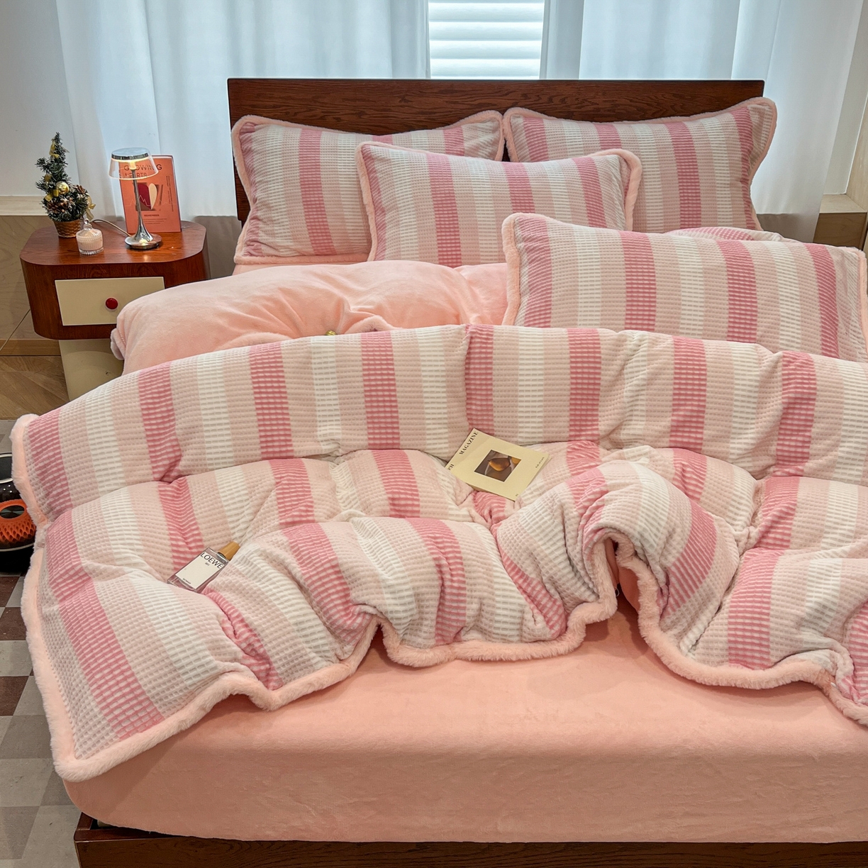 91家纺网 家纺一手货源 找家纺 安哆啦 2025新款着色烂花雕花兔毛绒包边牛奶绒四件套 绒华夫格-粉