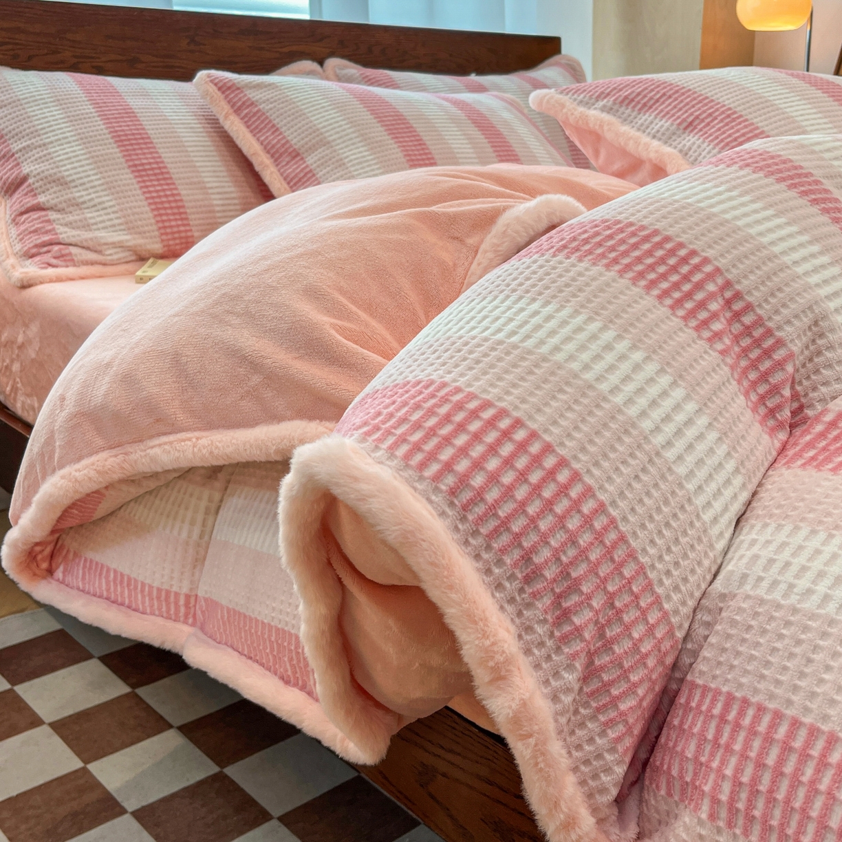 91家纺网 家纺一手货源 找家纺 安哆啦 2025新款着色烂花雕花兔毛绒包边牛奶绒四件套 绒华夫格-粉