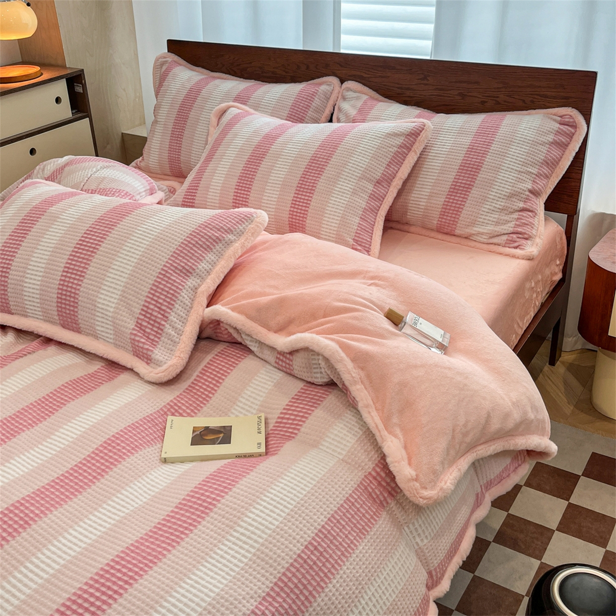 91家纺网 家纺一手货源 找家纺 安哆啦 2025新款着色烂花雕花兔毛绒包边牛奶绒四件套 绒华夫格-粉