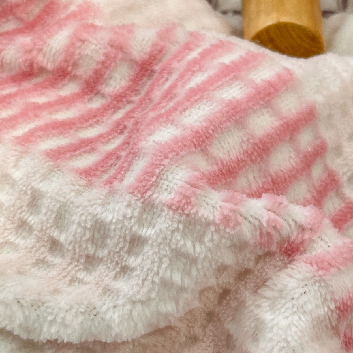 91家纺网 家纺一手货源 找家纺 安哆啦 2025新款着色烂花雕花兔毛绒包边牛奶绒四件套 绒华夫格-粉