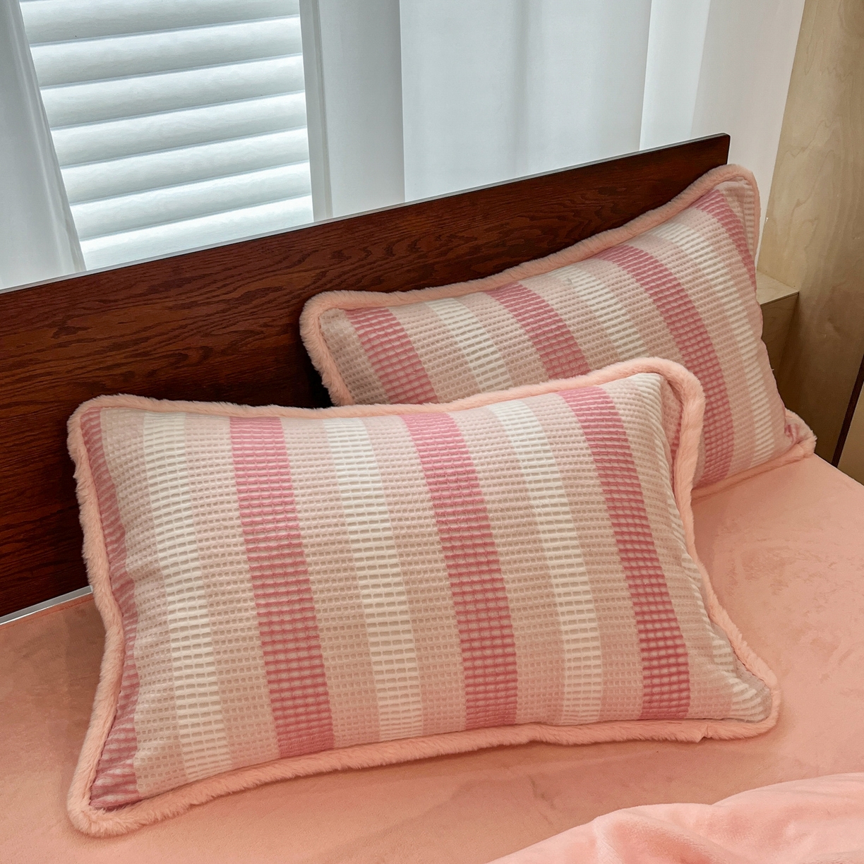 91家纺网 家纺一手货源 找家纺 安哆啦 2025新款着色烂花雕花兔毛绒包边牛奶绒四件套 绒华夫格-粉