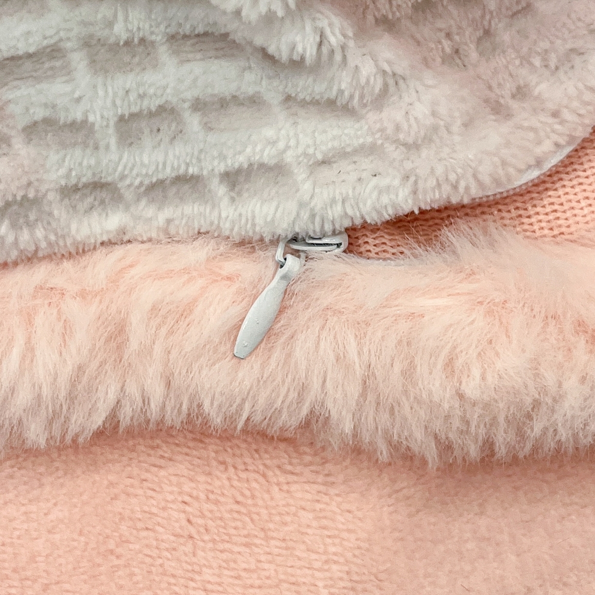 91家纺网 家纺一手货源 找家纺 安哆啦 2025新款着色烂花雕花兔毛绒包边牛奶绒四件套 绒华夫格-粉