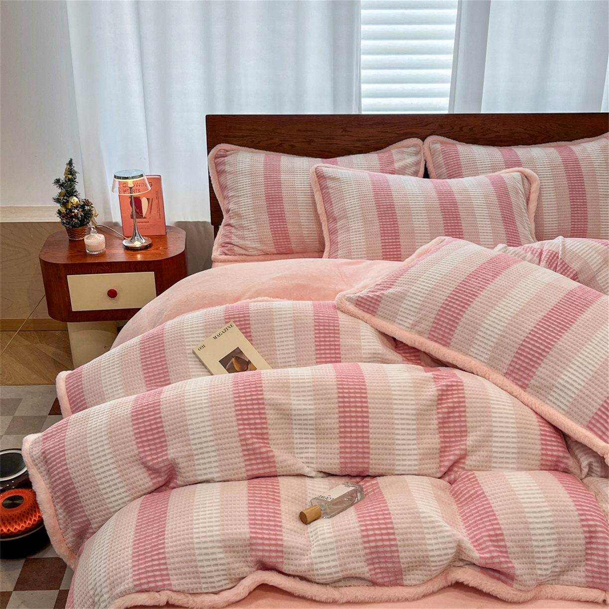 91家纺网 家纺一手货源 找家纺 安哆啦 2025新款着色烂花雕花兔毛绒包边牛奶绒四件套 绒华夫格-粉