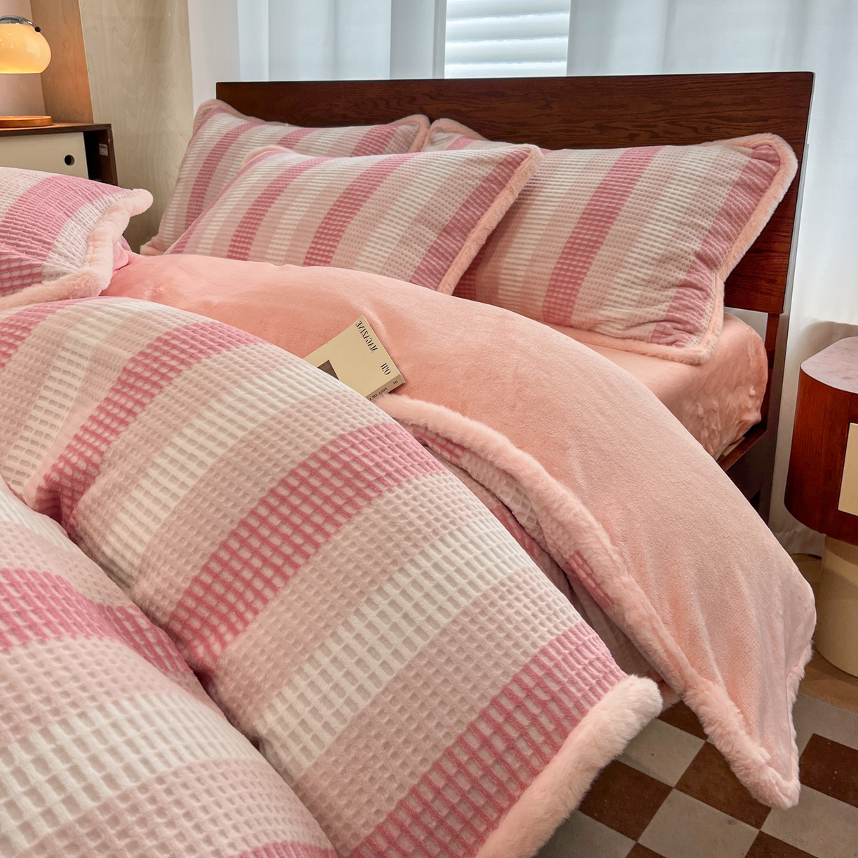 91家纺网 家纺一手货源 找家纺 安哆啦 2025新款着色烂花雕花兔毛绒包边牛奶绒四件套 绒华夫格-粉