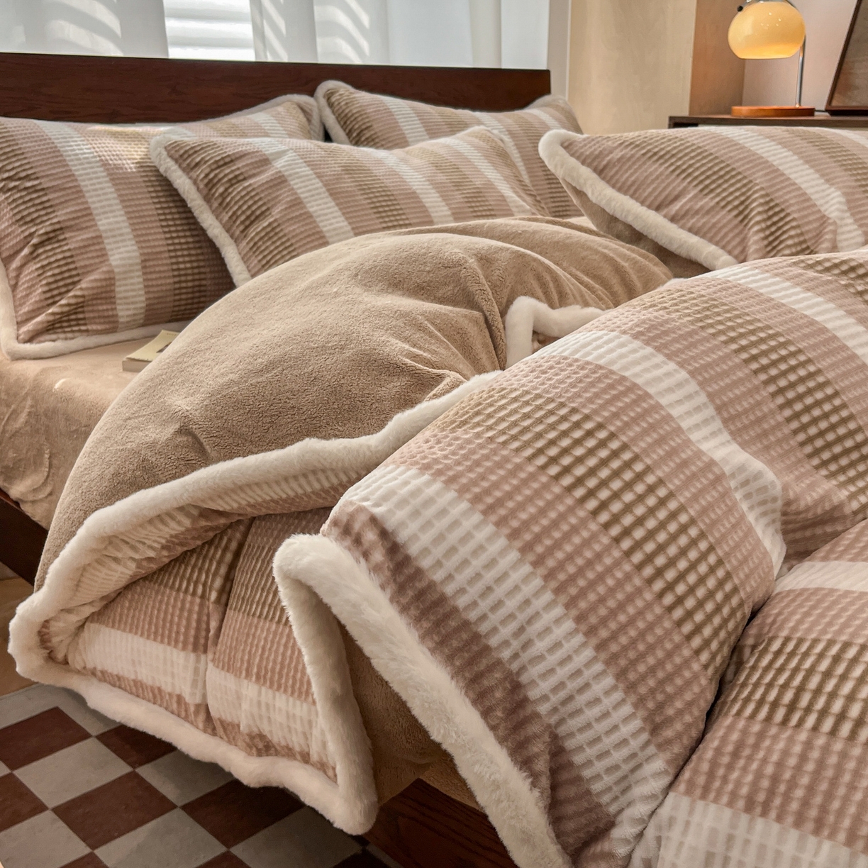 91家纺网 家纺一手货源 找家纺 安哆啦 2025新款着色烂花雕花兔毛绒包边牛奶绒四件套 绒华夫格-咖