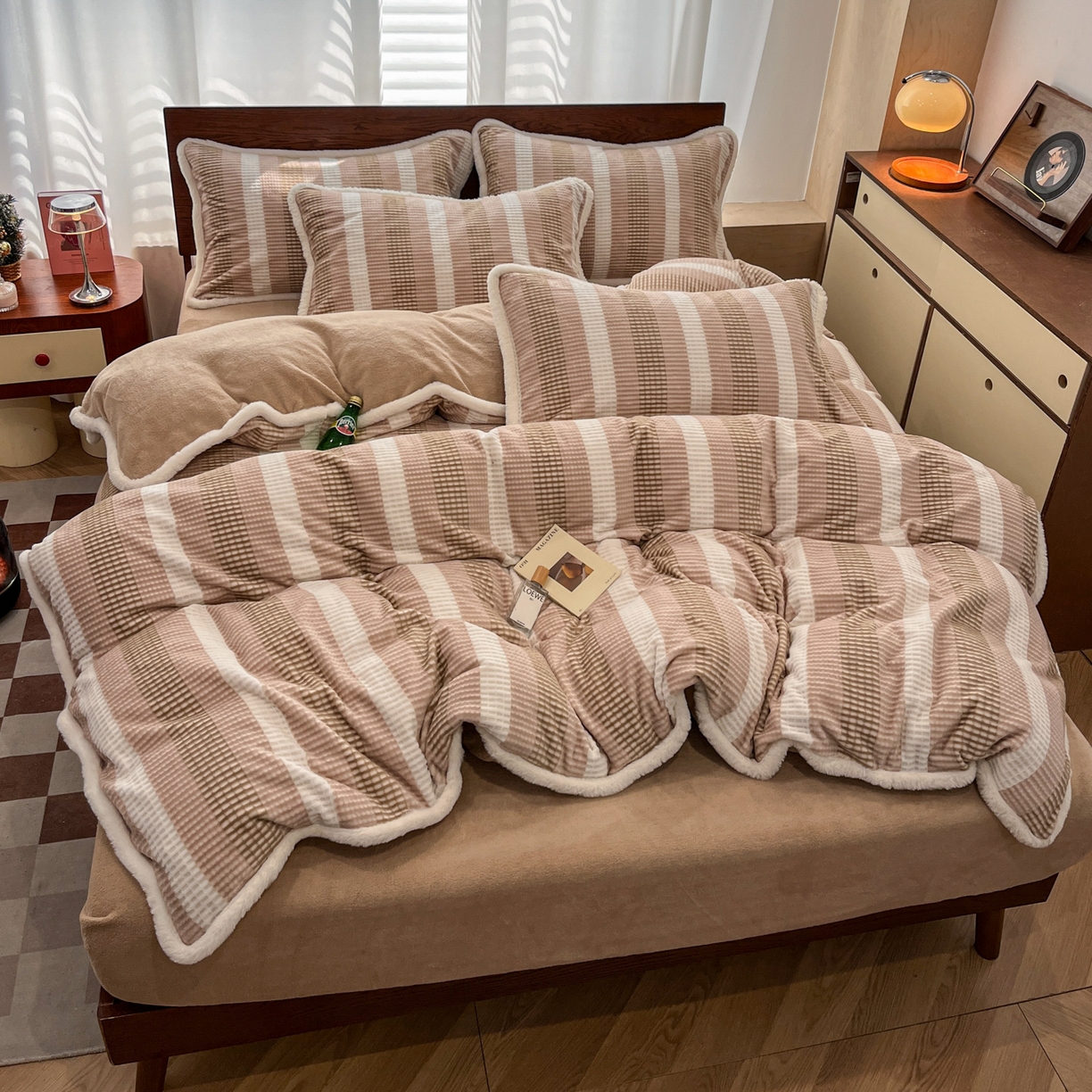 91家纺网 家纺一手货源 找家纺 安哆啦 2025新款着色烂花雕花兔毛绒包边牛奶绒四件套 绒华夫格-咖