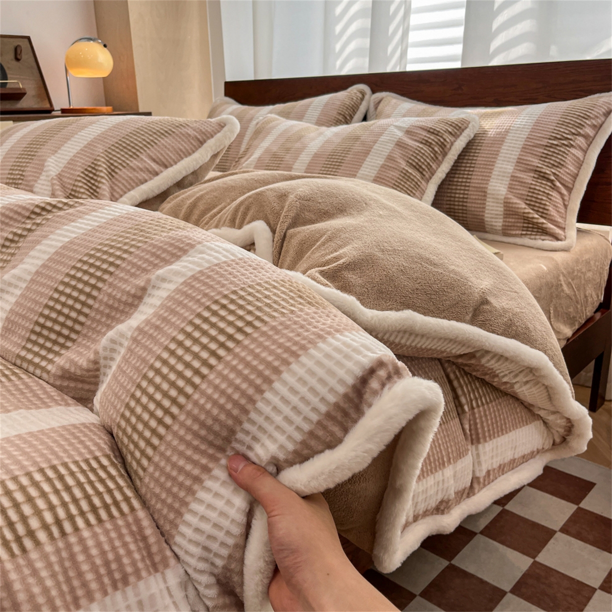 91家纺网 家纺一手货源 找家纺 安哆啦 2025新款着色烂花雕花兔毛绒包边牛奶绒四件套 绒华夫格-咖