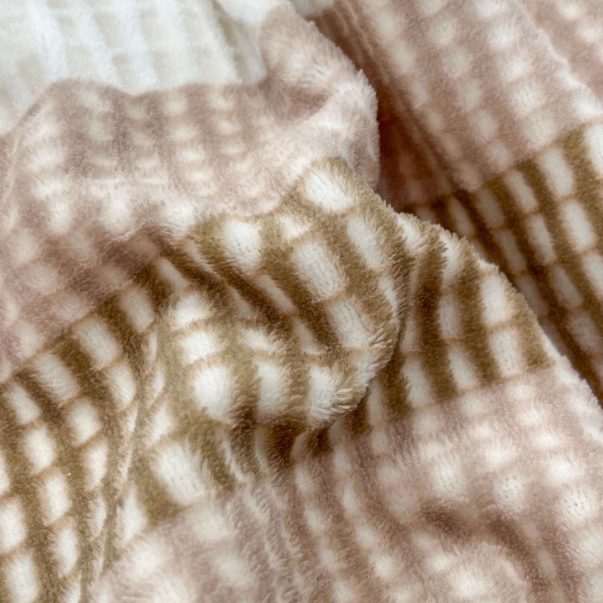 91家纺网 家纺一手货源 找家纺 安哆啦 2025新款着色烂花雕花兔毛绒包边牛奶绒四件套 绒华夫格-咖