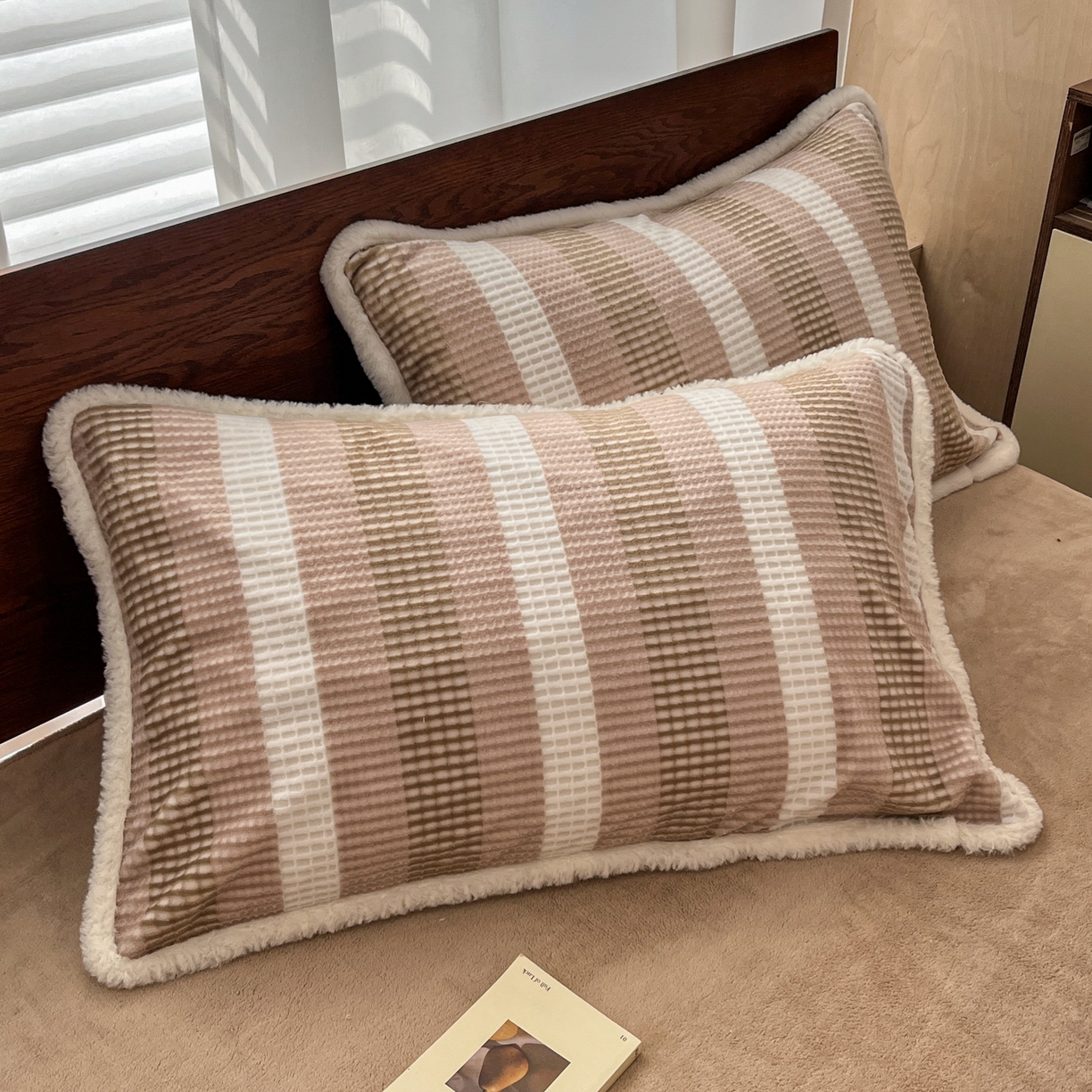 91家纺网 家纺一手货源 找家纺 安哆啦 2025新款着色烂花雕花兔毛绒包边牛奶绒四件套 绒华夫格-咖