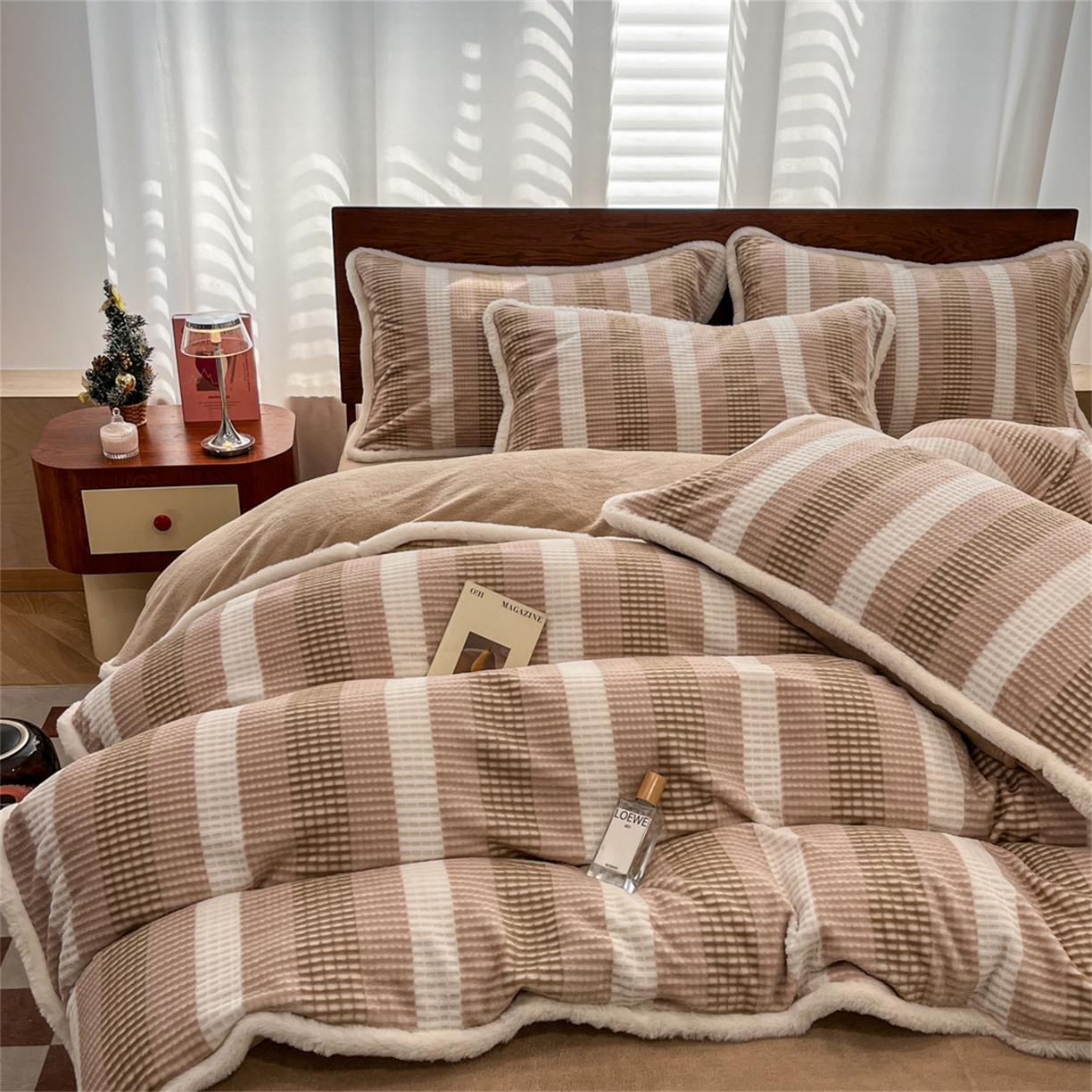 91家纺网 家纺一手货源 找家纺 安哆啦 2025新款着色烂花雕花兔毛绒包边牛奶绒四件套 绒华夫格-咖