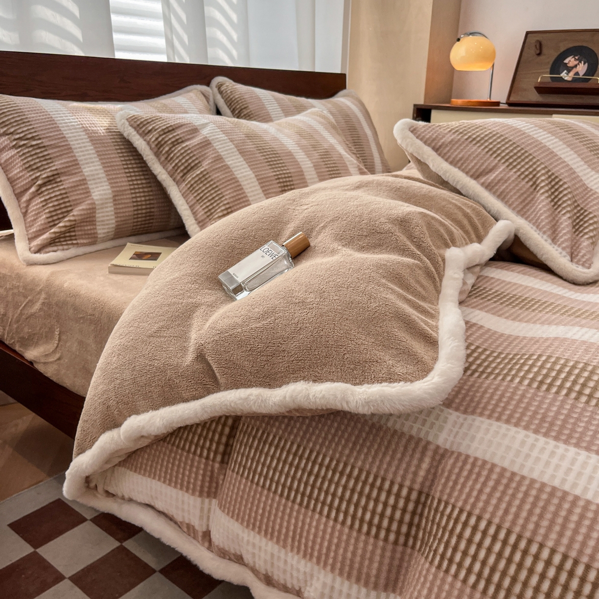 91家纺网 家纺一手货源 找家纺 安哆啦 2025新款着色烂花雕花兔毛绒包边牛奶绒四件套 绒华夫格-咖