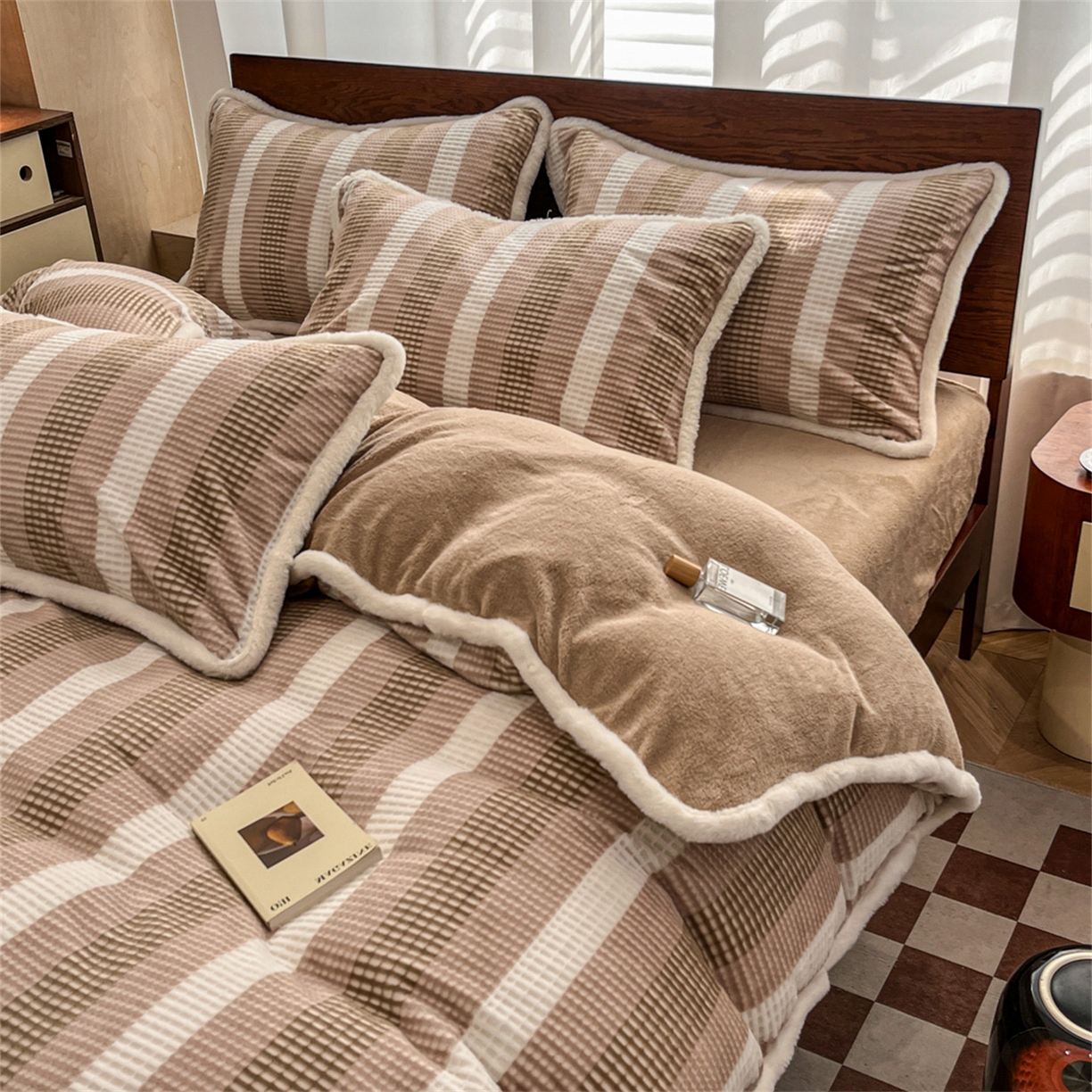 91家纺网 家纺一手货源 找家纺 安哆啦 2025新款着色烂花雕花兔毛绒包边牛奶绒四件套 绒华夫格-咖