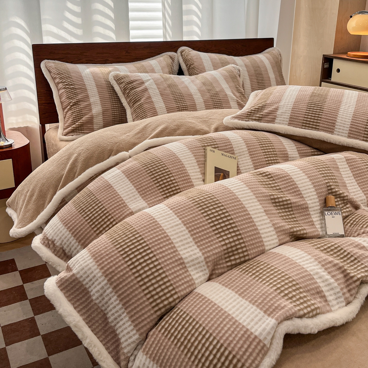 91家纺网 家纺一手货源 找家纺 安哆啦 2025新款着色烂花雕花兔毛绒包边牛奶绒四件套 绒华夫格-咖