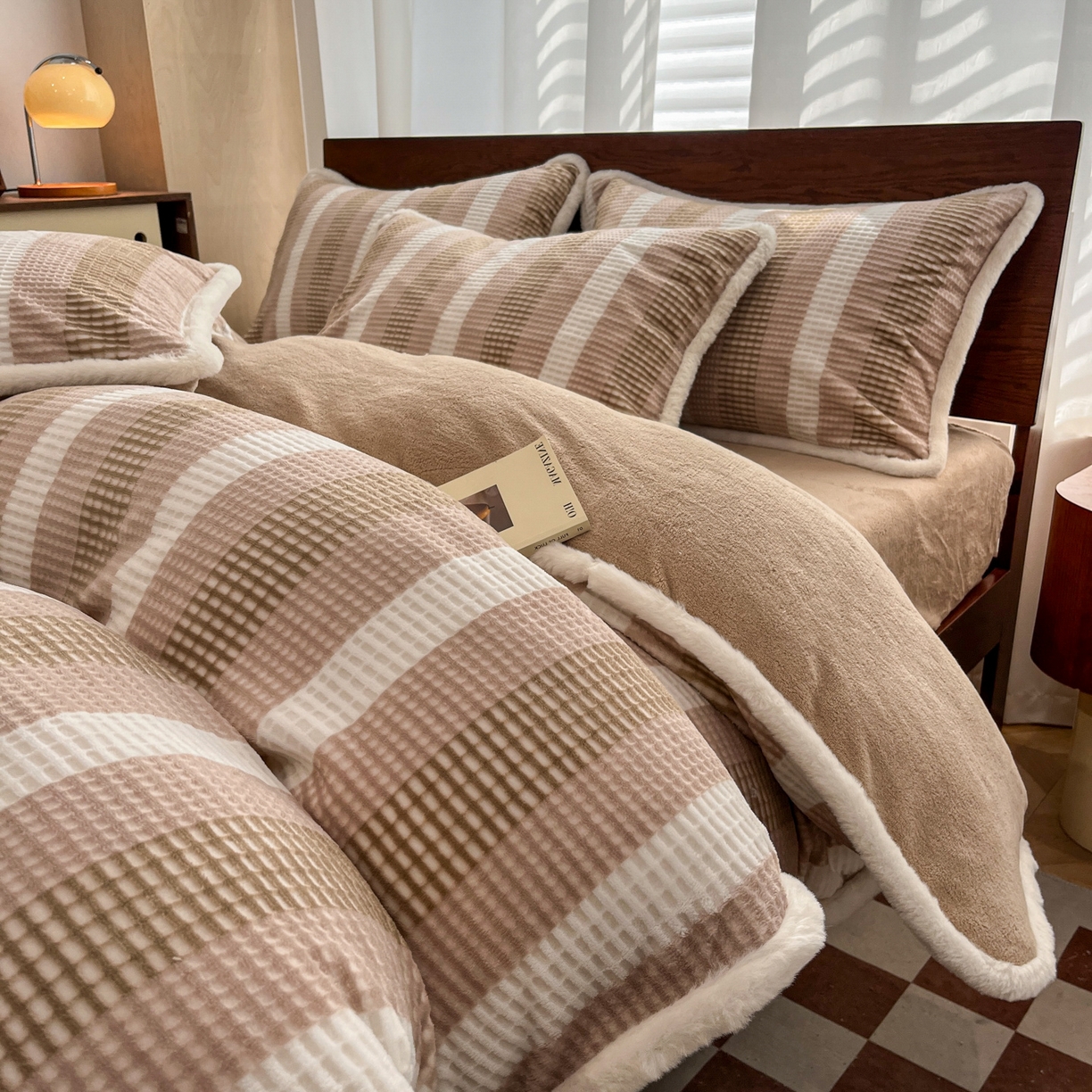 91家纺网 家纺一手货源 找家纺 安哆啦 2025新款着色烂花雕花兔毛绒包边牛奶绒四件套 绒华夫格-咖