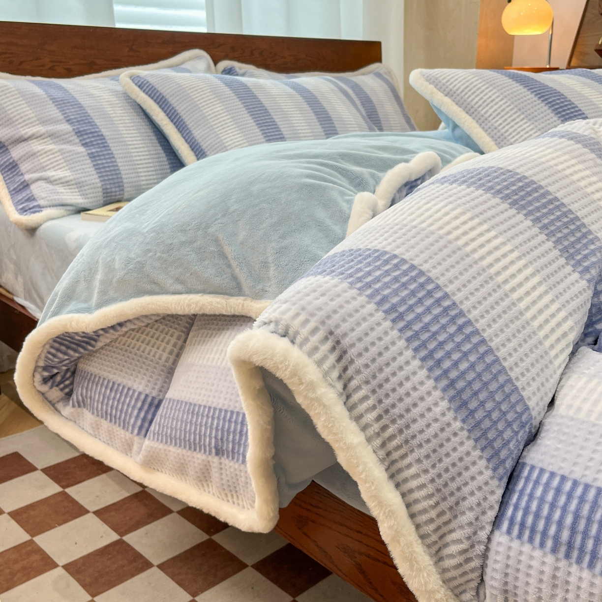 91家纺网 家纺一手货源 找家纺 安哆啦 2025新款着色烂花雕花兔毛绒包边牛奶绒四件套 绒华夫格-蓝