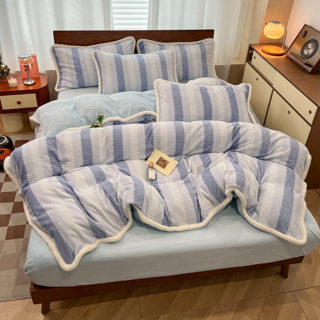 91家纺网 家纺一手货源 找家纺 安哆啦 2025新款着色烂花雕花兔毛绒包边牛奶绒四件套 绒华夫格-蓝