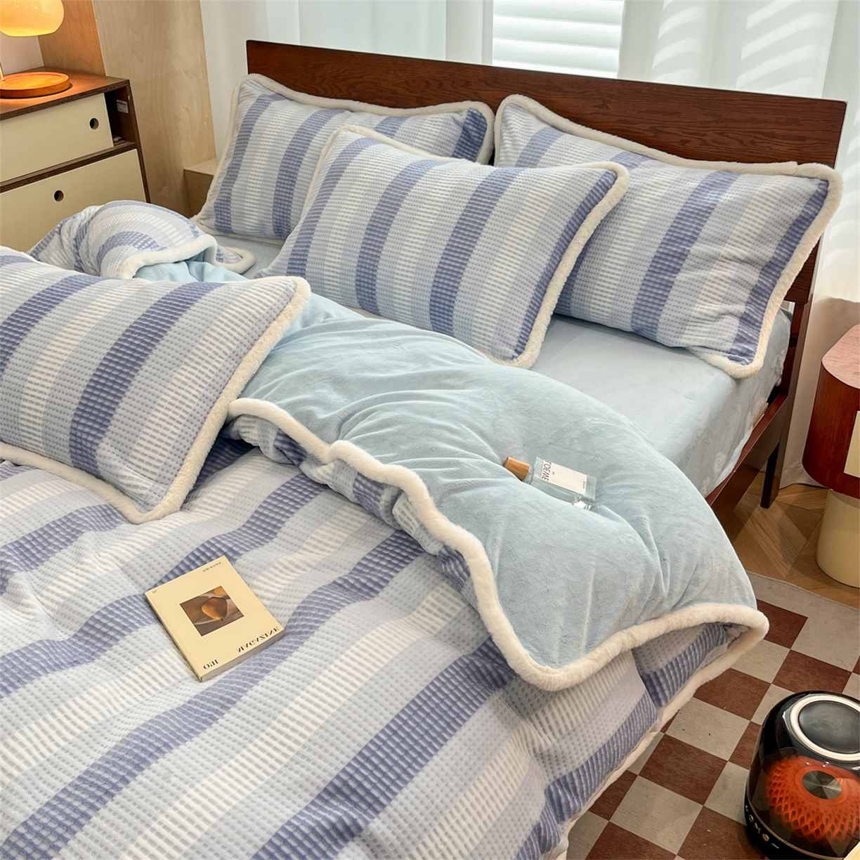 91家纺网 家纺一手货源 找家纺 安哆啦 2025新款着色烂花雕花兔毛绒包边牛奶绒四件套 绒华夫格-蓝