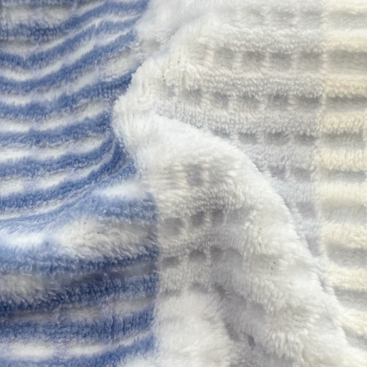 91家纺网 家纺一手货源 找家纺 安哆啦 2025新款着色烂花雕花兔毛绒包边牛奶绒四件套 绒华夫格-蓝