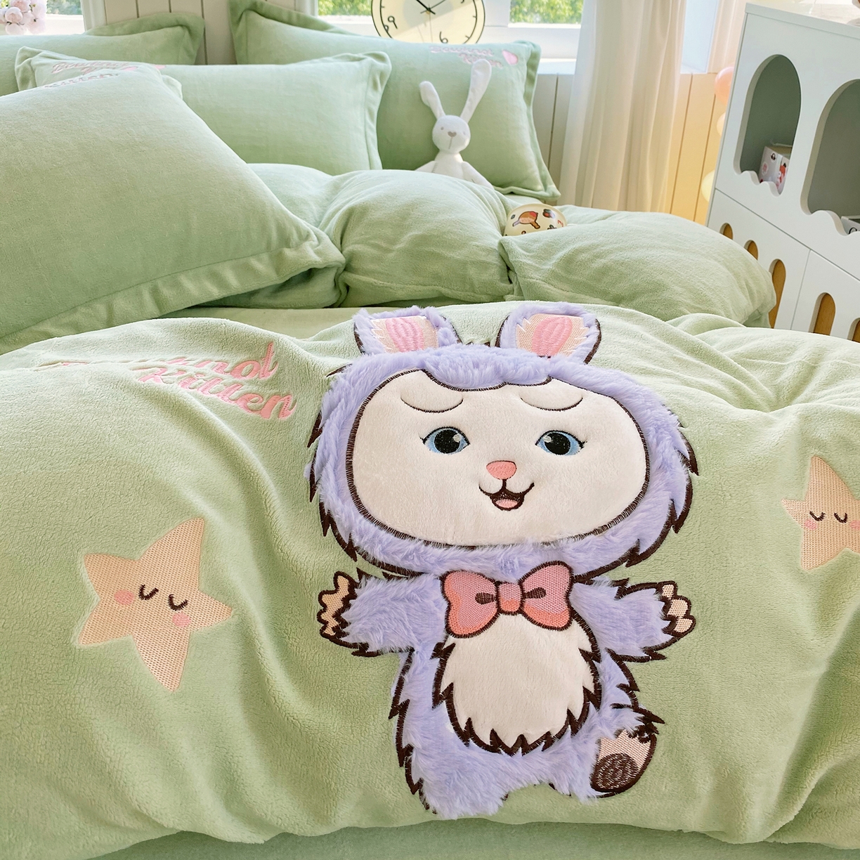 91家纺网 家纺一手货源 找家纺 （总）悦织湾家纺 牛奶绒四件套纯色贴布绣床单款床盖款床上用品四件套时尚小兔2025新款加厚