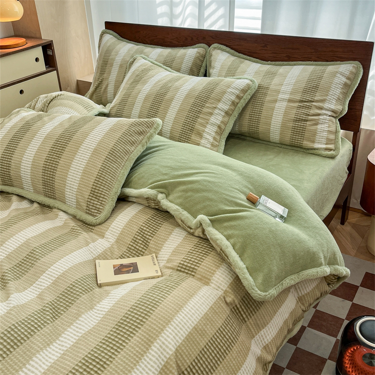 91家纺网 家纺一手货源 找家纺 安哆啦 2025新款着色烂花雕花兔毛绒包边牛奶绒四件套 绒华夫格-绿