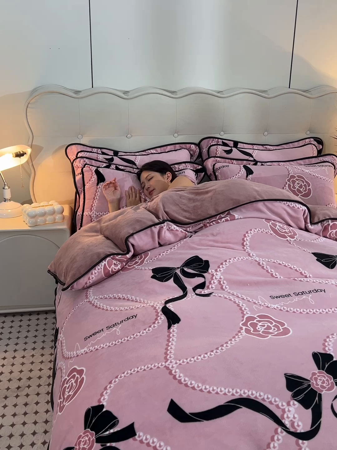 91家纺网 家纺一手货源 找家纺 佳一 2025新款高克重8-9斤 印花牛奶绒四件套 时光恋人