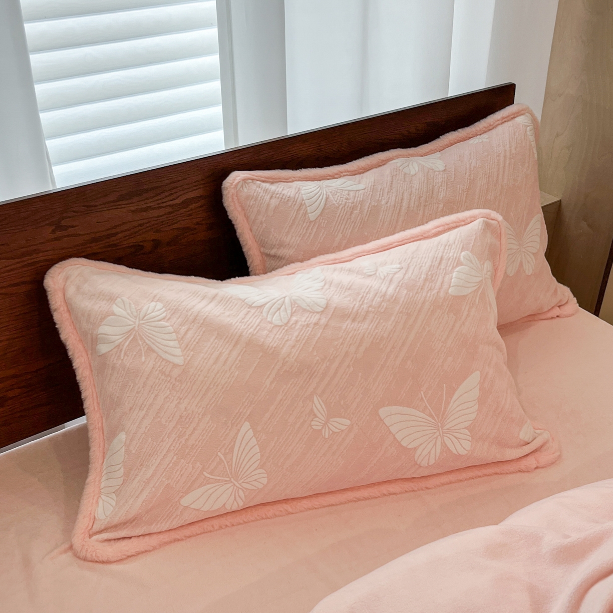 91家纺网 家纺一手货源 找家纺 安哆啦 2025新款着色烂花雕花兔毛绒包边牛奶绒四件套 绒梦蝶