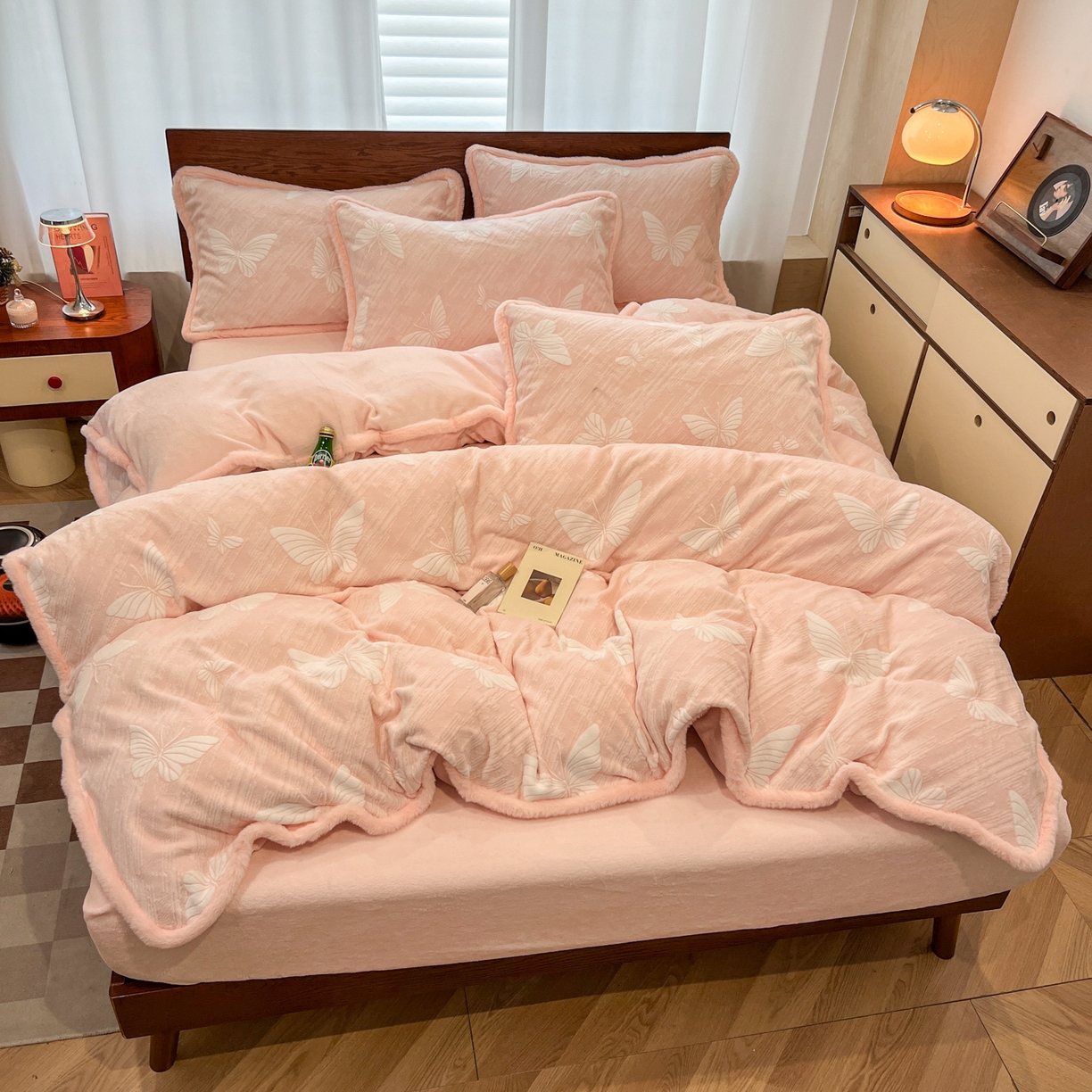 91家纺网 家纺一手货源 找家纺 安哆啦 2025新款着色烂花雕花兔毛绒包边牛奶绒四件套 绒梦蝶