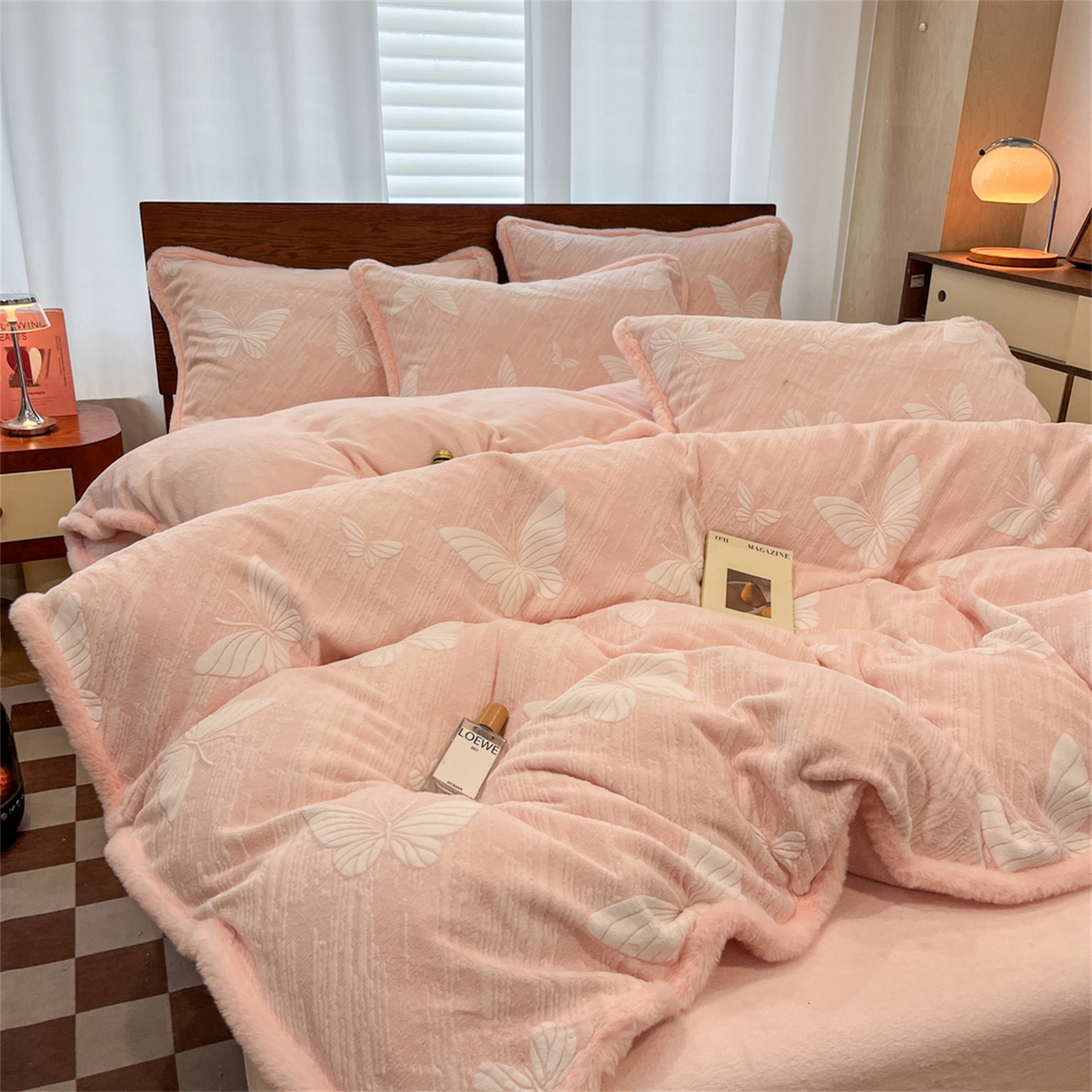 91家纺网 家纺一手货源 找家纺 安哆啦 2025新款着色烂花雕花兔毛绒包边牛奶绒四件套 绒梦蝶