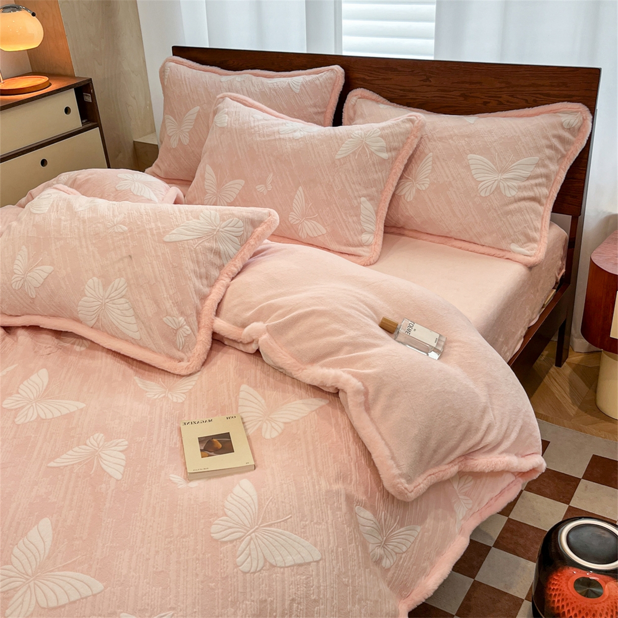 91家纺网 家纺一手货源 找家纺 安哆啦 2025新款着色烂花雕花兔毛绒包边牛奶绒四件套 绒梦蝶