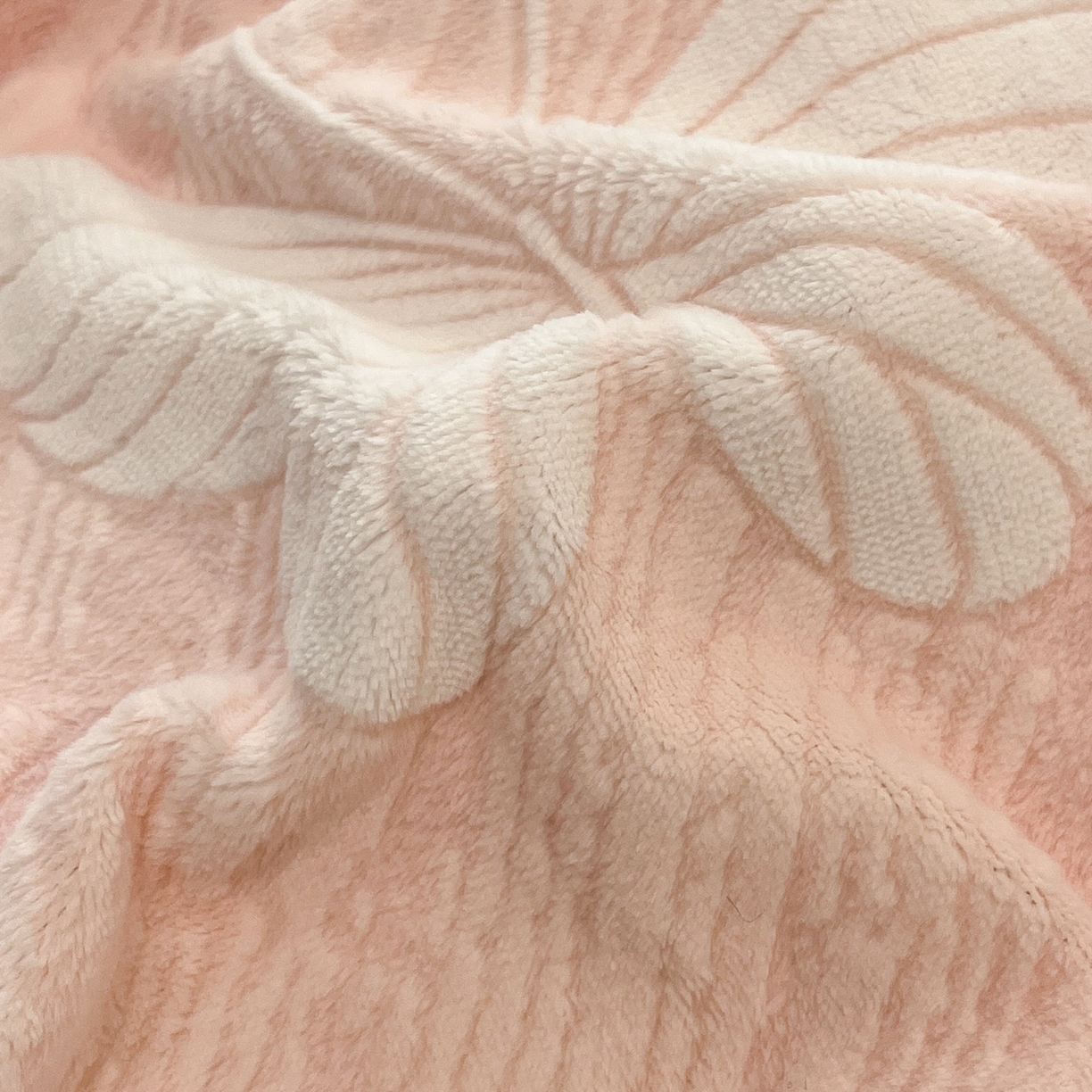 91家纺网 家纺一手货源 找家纺 安哆啦 2025新款着色烂花雕花兔毛绒包边牛奶绒四件套 绒梦蝶