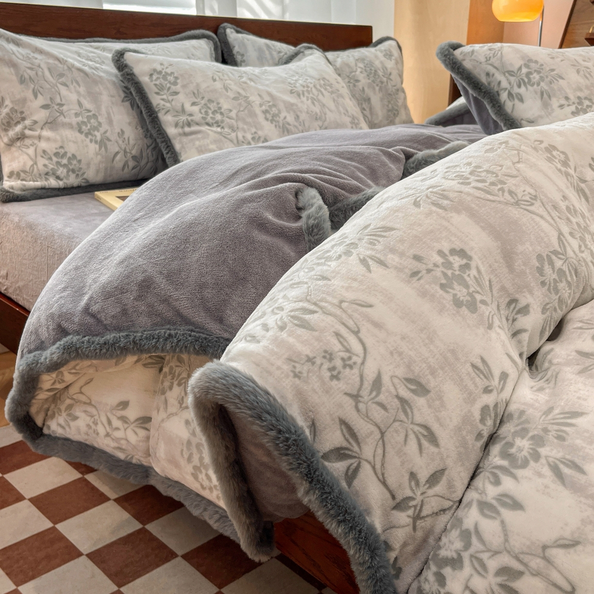 91家纺网 家纺一手货源 找家纺 安哆啦 2025新款着色烂花雕花兔毛绒包边牛奶绒四件套 韶华