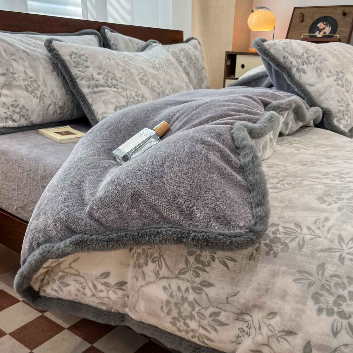 91家纺网 家纺一手货源 找家纺 安哆啦 2025新款着色烂花雕花兔毛绒包边牛奶绒四件套 韶华