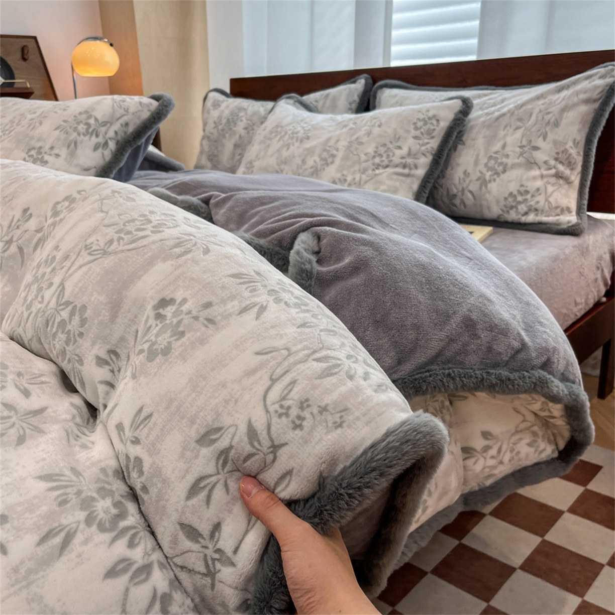 91家纺网 家纺一手货源 找家纺 安哆啦 2025新款着色烂花雕花兔毛绒包边牛奶绒四件套 韶华