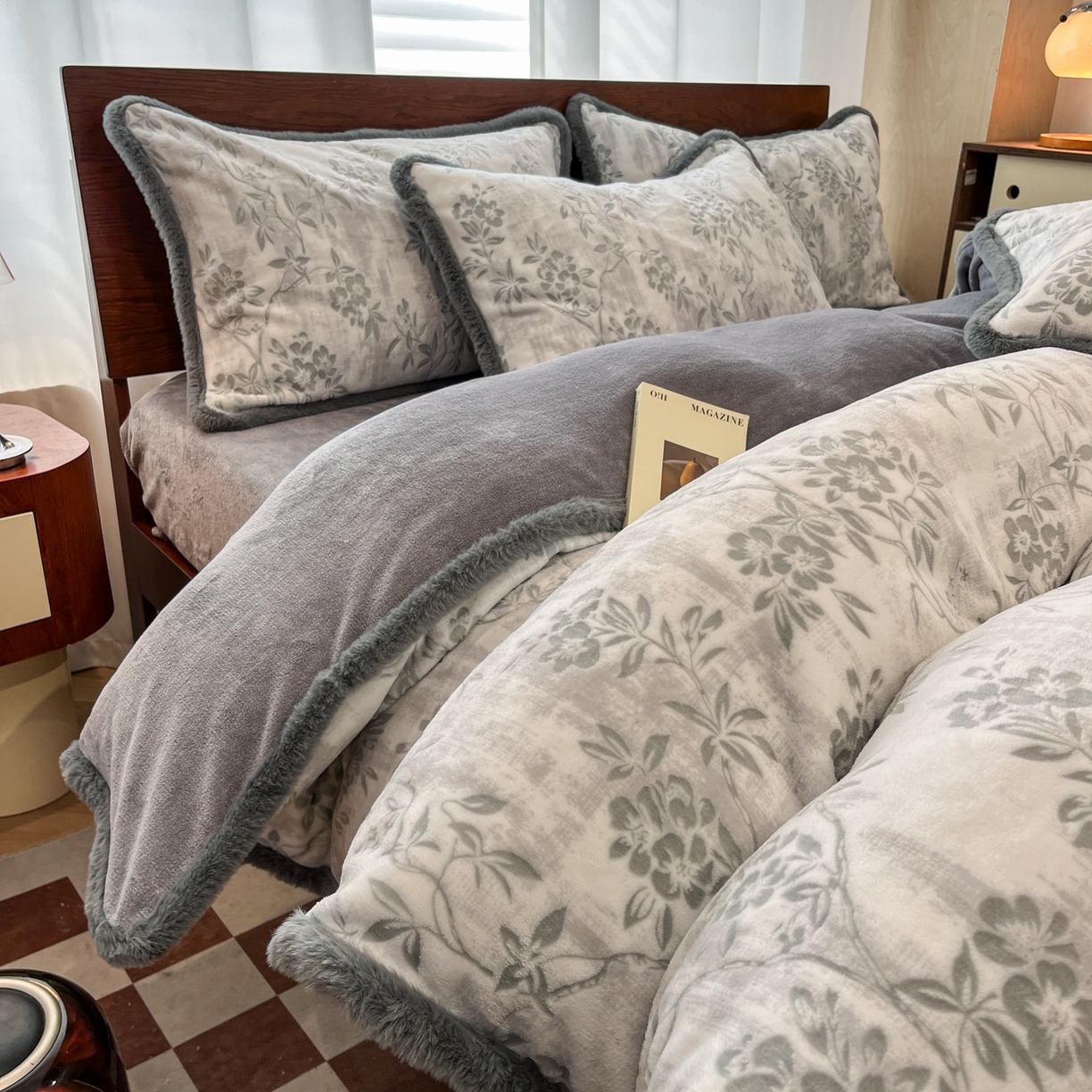 91家纺网 家纺一手货源 找家纺 安哆啦 2025新款着色烂花雕花兔毛绒包边牛奶绒四件套 韶华