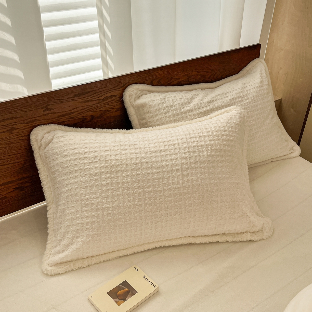 91家纺网 家纺一手货源 找家纺 安哆啦 2025新款着色烂花雕花兔毛绒包边牛奶绒四件套 小香奶白