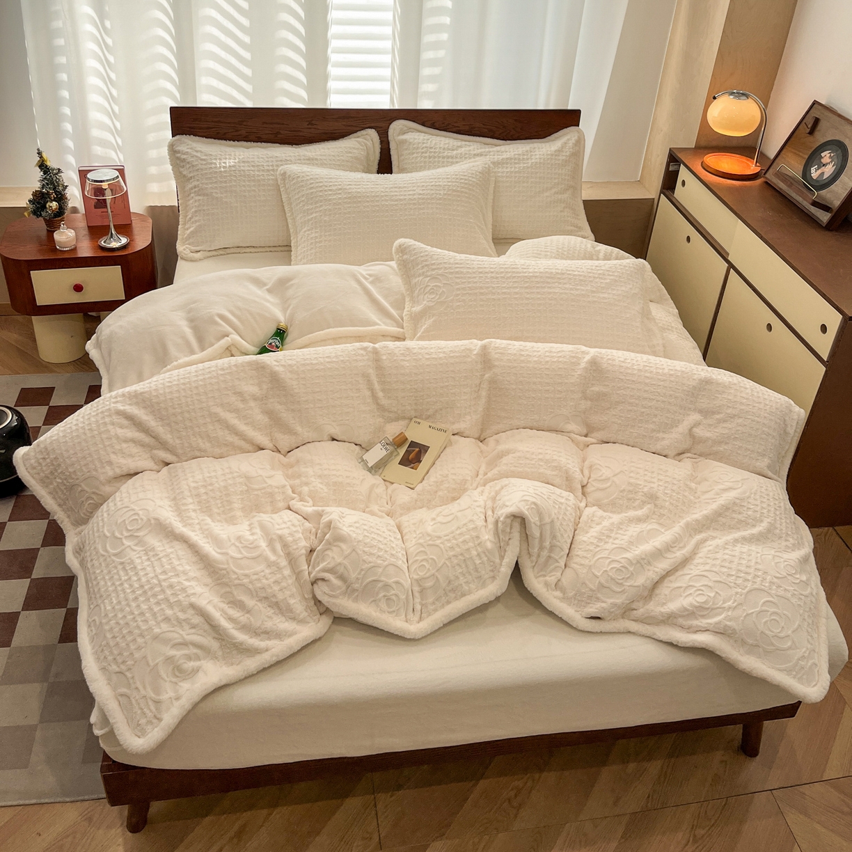 91家纺网 家纺一手货源 找家纺 安哆啦 2025新款着色烂花雕花兔毛绒包边牛奶绒四件套 小香奶白