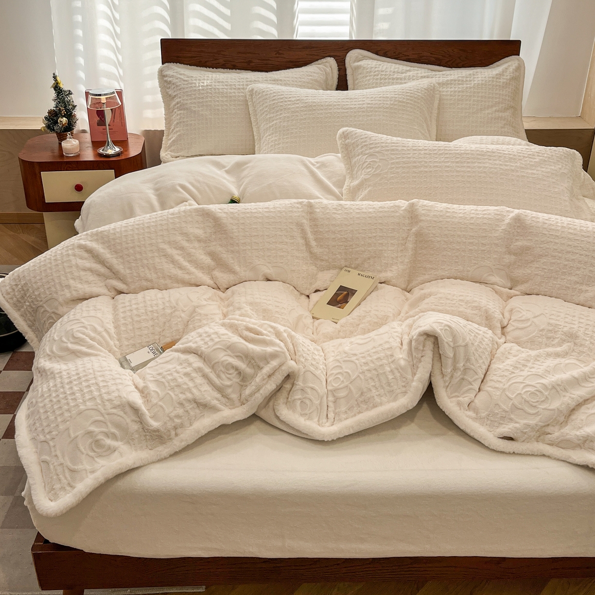 91家纺网 家纺一手货源 找家纺 安哆啦 2025新款着色烂花雕花兔毛绒包边牛奶绒四件套 小香奶白